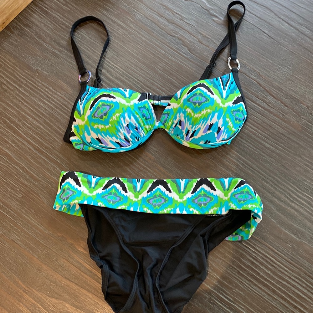 2/$25. Ibiza two piece bathing suit in size 8.  Gorgeous teal and black colors.